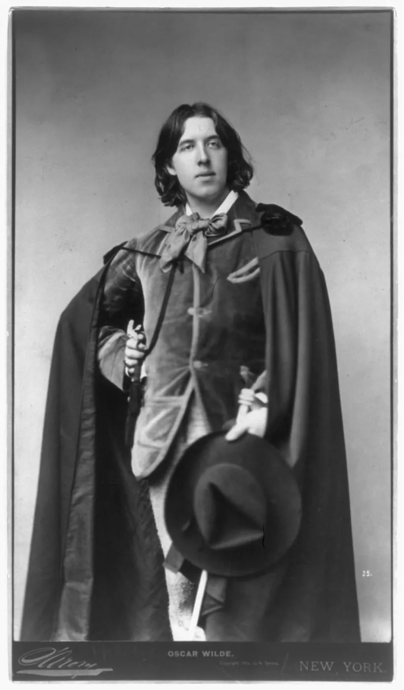 Oscar Wilde reclining with Poems, Sarony 1882 (LOC)